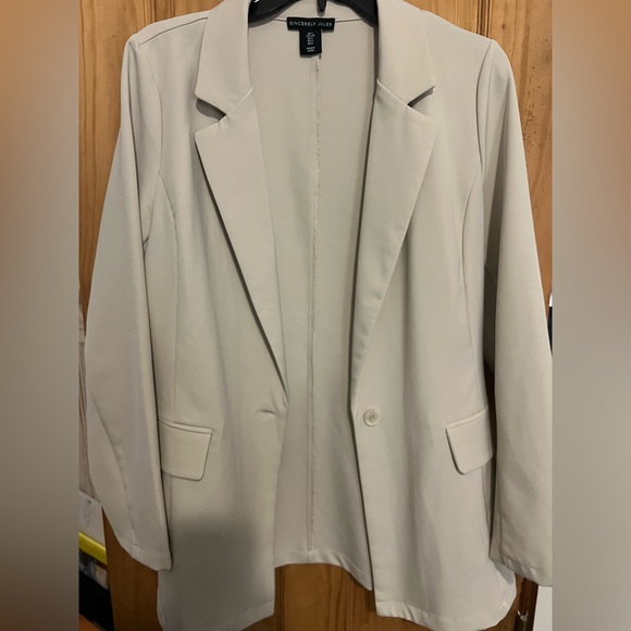 Sincerly Jules Jackets & Blazers - Sincerely Jules Cream Open-Front Blazer